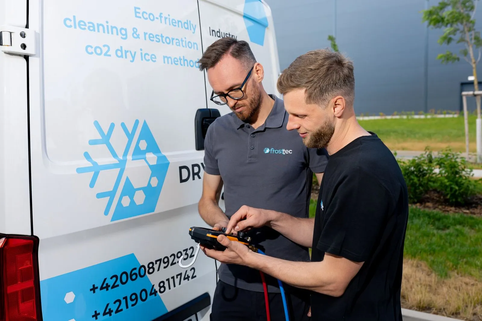 Specialisté Frosttec při kontrole měření